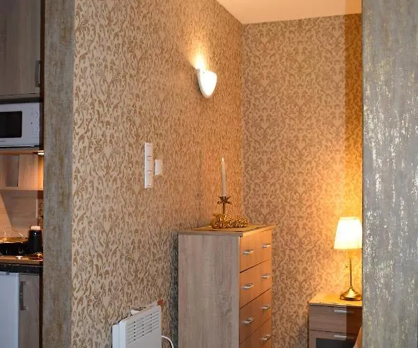 Royal Adela Luxury Apartment, 992 アパート