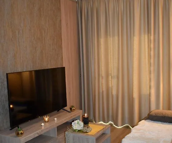 アパート Royal Adela Luxury Apartment, 992 *