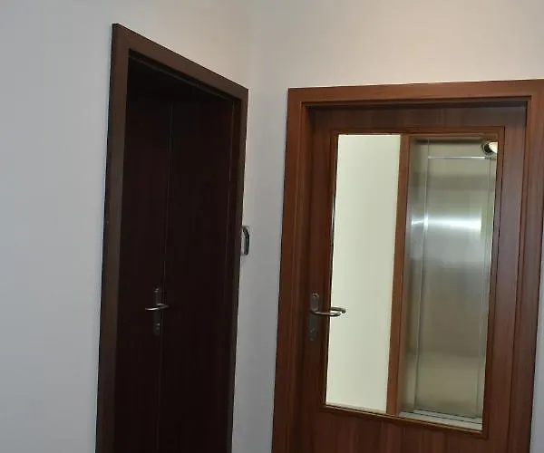 Royal Adela Luxury Apartment, 992 アパート